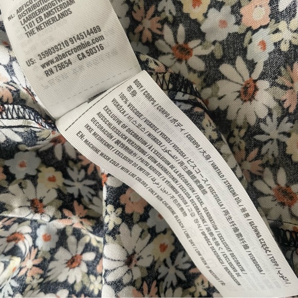 NWT Hollister Ditsy Daisy Puff-Sleeve Wrap Mini Dress Size XS Navy Floral - Picture 11 of 14